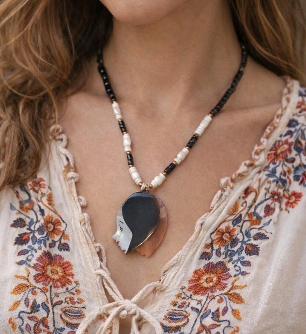 Vintage Lady's Head Pendant Necklace Mother of Pearl Shell & Wood 1970s br01-32